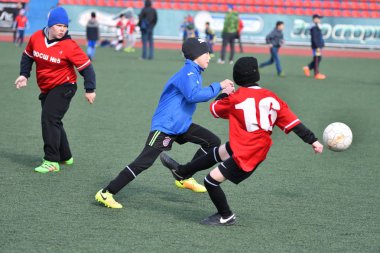 Orenburg, Rusya Federasyonu-Nisan 26, 2017 yıl: çocuklar futbol oynamak