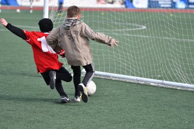 Orenburg, Rusya Federasyonu-Nisan 26, 2017 yıl: çocuklar futbol oynamak