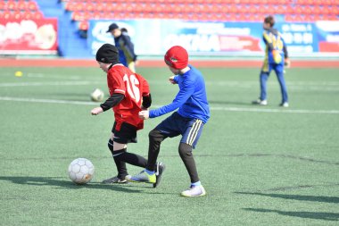 Orenburg, Rusya Federasyonu-Nisan 26, 2017 yıl: çocuklar futbol oynamak