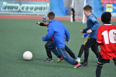 Orenburg, Rusya Federasyonu-Nisan 26, 2017 yıl: çocuklar futbol oynamak