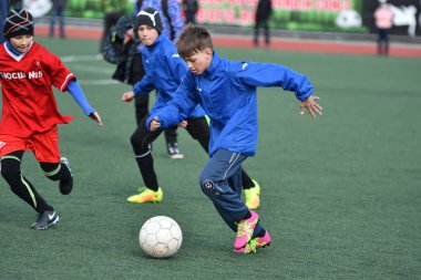 Orenburg, Rusya Federasyonu-Nisan 26, 2017 yıl: çocuklar futbol oynamak