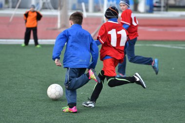 Orenburg, Rusya Federasyonu-Nisan 26, 2017 yıl: çocuklar futbol oynamak