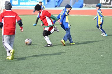 Orenburg, Rusya Federasyonu-Nisan 26, 2017 yıl: çocuklar futbol oynamak