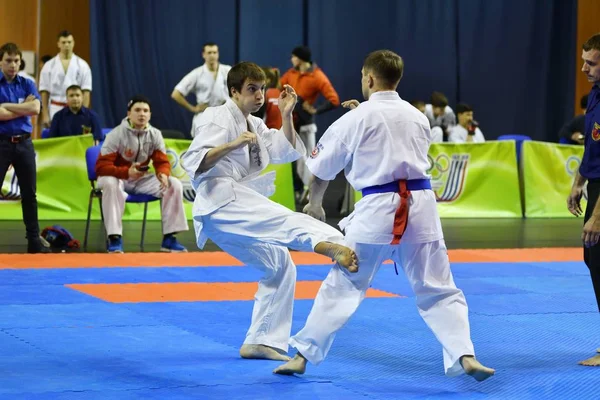 Orenburg, Russia - March 5, 2017 year: Boys compete in karate — Stock Photo, Image