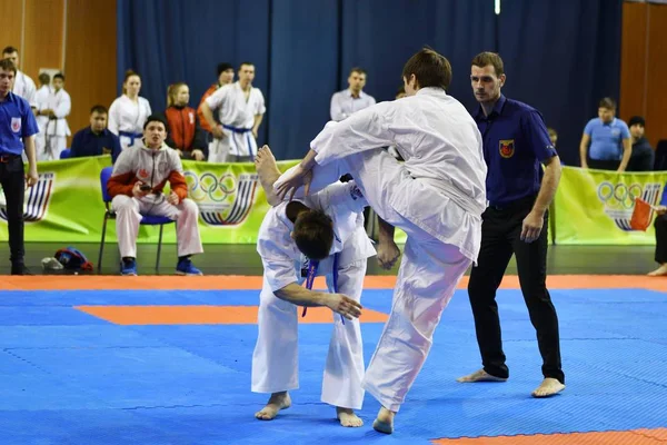 Orenburg, Rusia - 5 de marzo de 2017 año: Los niños compiten en karate — Foto de Stock