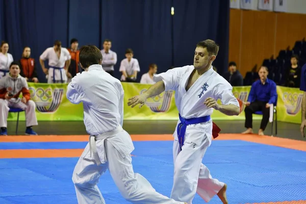 Orenburg, russland - 5. märz 2017 jahr: jungs messen sich im karate — Stockfoto