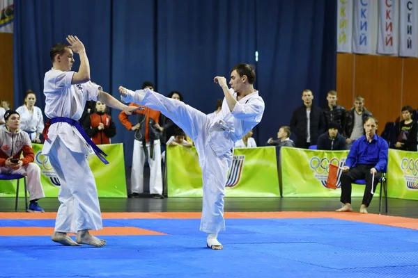 Orenburg, Rusia - 5 de marzo de 2017 año: Los niños compiten en karate — Foto de Stock