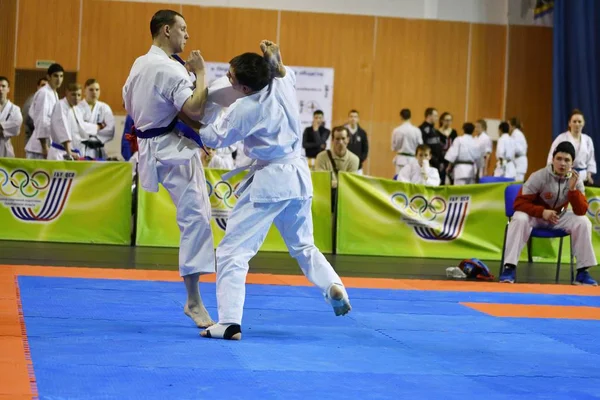 Orenburg, Russia - 5 marzo 2017 anno: i ragazzi gareggiano nel karate — Foto Stock