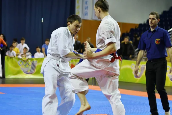 Orenburg, Rússia - 5 de março de 2017 ano: Meninos competem no karatê — Fotografia de Stock