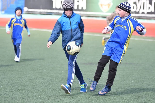 Orenburg, Russie-26 avril 2017 année : les garçons jouent au football — Photo