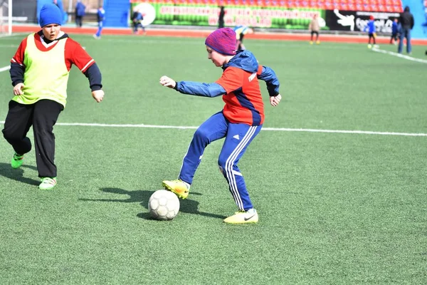 โอเรนเบิร์ก, รัสเซีย 26 เมษายน 2017 ปี: เด็กชายเล่นฟุตบอล — ภาพถ่ายสต็อก