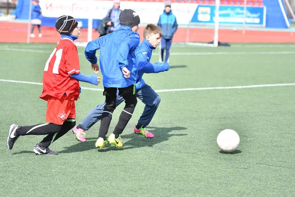 Orenburg, Rusya Federasyonu-Nisan 26, 2017 yıl: çocuklar futbol oynamak