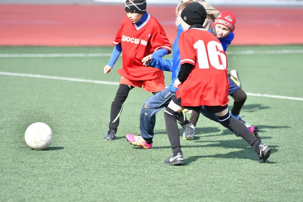 Orenburg, Rusya Federasyonu-Nisan 26, 2017 yıl: çocuklar futbol oynamak