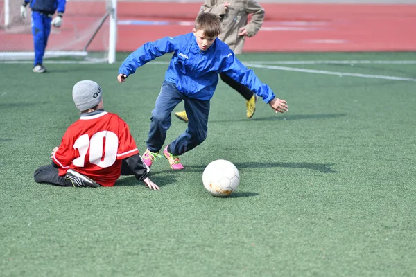 Orenburg, Rusia-26 de abril de 2017 año: los niños juegan al fútbol —  Fotos de Stock