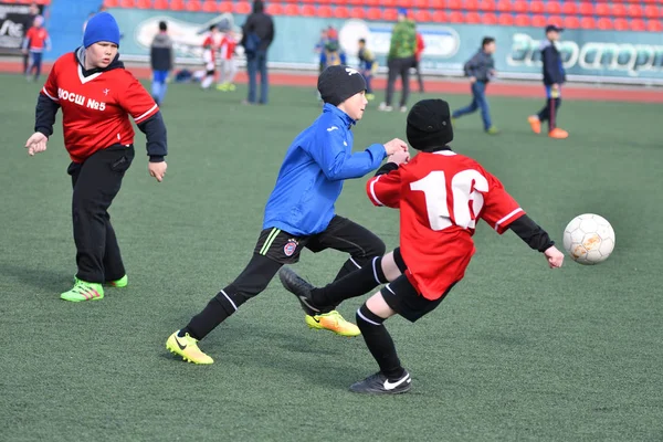 Orenburg, Ryssland-April 26, 2017 år: pojkarna spela fotboll — Stockfoto