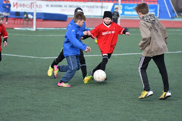 Orenburg, Rosja-kwiecień 26, 2017 roku: chłopcy grać w piłkę nożną — Zdjęcie stockowe
