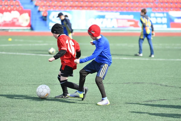 Orenburg, Rusya Federasyonu-Nisan 26, 2017 yıl: çocuklar futbol oynamak