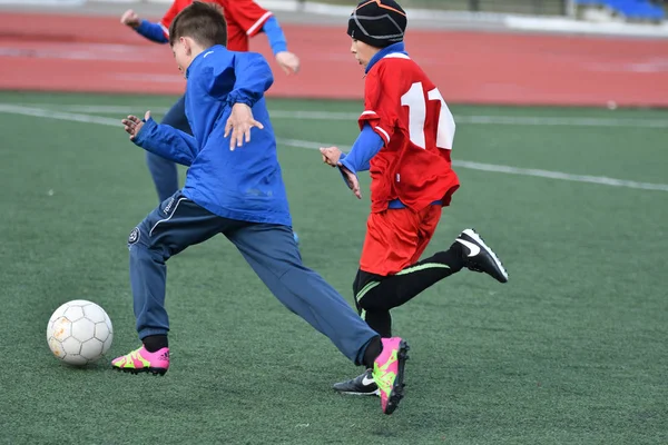 Orenburg, Rusia-26 de abril de 2017 año: los niños juegan al fútbol — Foto de Stock