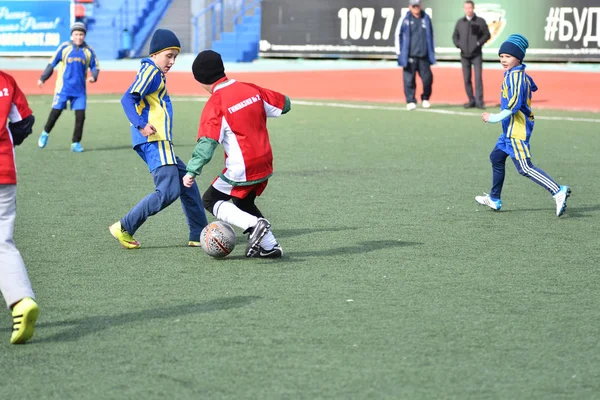 Orenburg, Rusya Federasyonu-Nisan 26, 2017 yıl: çocuklar futbol oynamak — Stok fotoğraf