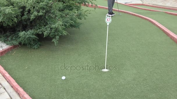 ミニゴルフで遊んでいる少年 — ストック動画