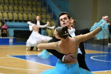 Orenburg, Rusya - 11 Aralık 2016: Kız ve erkek dans