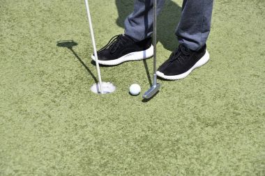 Minigolf içinde oynayan çocuk