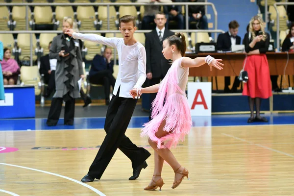 Orenburg, Rússia - 11 de dezembro de 2016: Menina e menino dançando — Fotografia de Stock