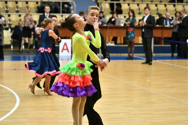 Оренбург, Росія - 11 грудня 2016: Дівчинка і хлопчик танцює — стокове фото