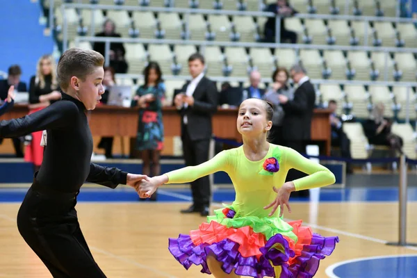 Orenburg, Ryssland - 11 December 2016: Flicka och pojke Dans — Stockfoto