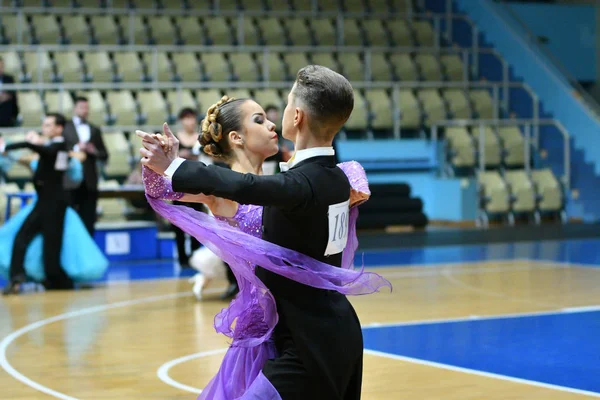 Orenburg, Rússia - 11 de dezembro de 2016: Menina e menino dançando — Fotografia de Stock