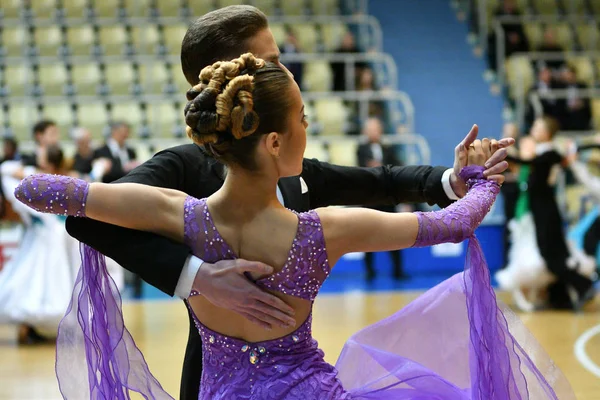 Orenburg, Rússia - 11 de dezembro de 2016: Menina e menino dançando — Fotografia de Stock