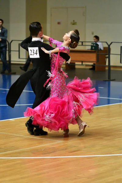 Orenburg, Ryssland - 11 December 2016: Flicka och pojke Dans — Stockfoto