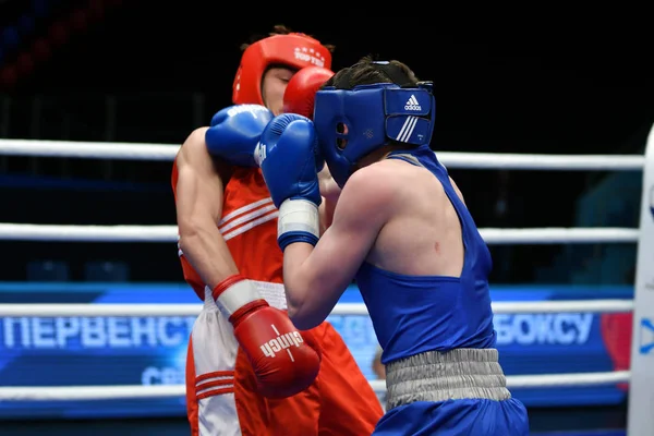 Orenburg, Russia-May 7, 2017 year: Boys boxers compete — Stock Photo, Image