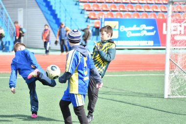 Orenburg, Rusya Federasyonu-Nisan 26, 2017 yıl: çocuklar futbol oynamak