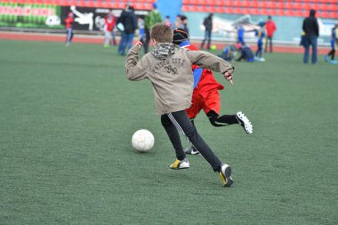 Orenburg, Rusya Federasyonu-Nisan 26, 2017 yıl: çocuklar futbol oynamak