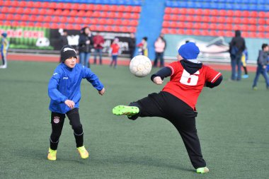 Orenburg, Rusya Federasyonu-Nisan 26, 2017 yıl: çocuklar futbol oynamak