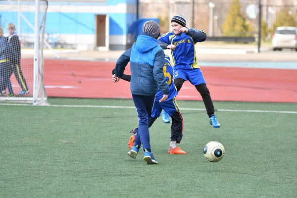 Orenburg, Rusia-26 de abril de 2017 año: los niños juegan al fútbol — Foto de Stock