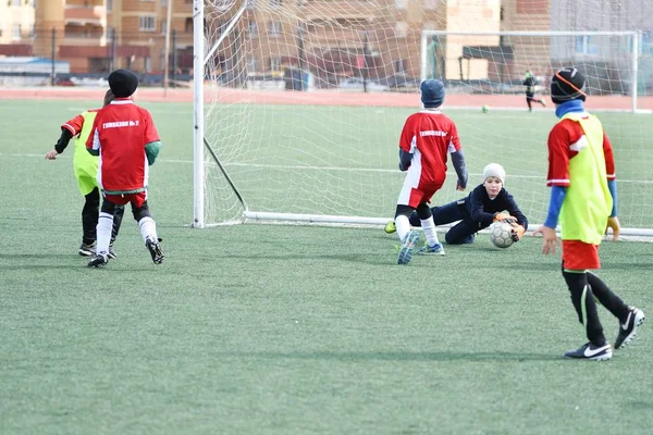 Orenburg, Rusya Federasyonu-Nisan 26, 2017 yıl: çocuklar futbol oynamak — Stok fotoğraf