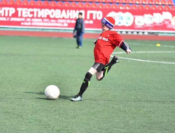 Orenburg, Rusia-26 de abril de 2017 año: los niños juegan al fútbol —  Fotos de Stock