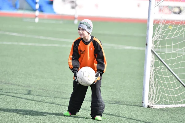 Orenburg, Russia-April 26, 2017 year: the boys play football — Stock Photo, Image