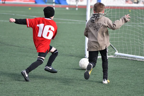 Orenburg, Rusya Federasyonu-Nisan 26, 2017 yıl: çocuklar futbol oynamak