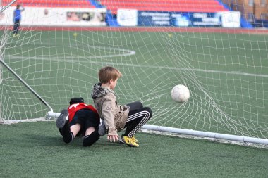 Orenburg, Rusya Federasyonu-Nisan 26, 2017 yıl: çocuklar futbol oynamak