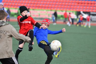 Orenburg, Rusya Federasyonu-Nisan 26, 2017 yıl: çocuklar futbol oynamak