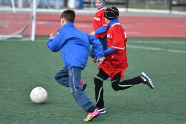 Orenburg, Rusya Federasyonu-Nisan 26, 2017 yıl: çocuklar futbol oynamak