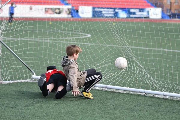 Orenburg, Rusya Federasyonu-Nisan 26, 2017 yıl: çocuklar futbol oynamak
