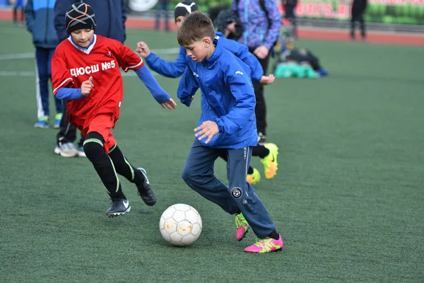 Orenburg, Rusia-26 de abril de 2017 año: los niños juegan al fútbol —  Fotos de Stock