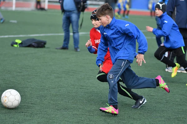 Orenburg, Rusia-26 de abril de 2017 año: los niños juegan al fútbol —  Fotos de Stock