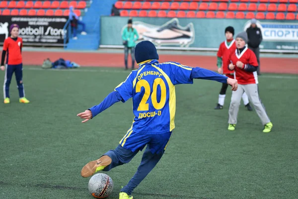 Orenburg, Rusko-Duben 26, 2017 rok: chlapci hrají fotbal — Stock fotografie
