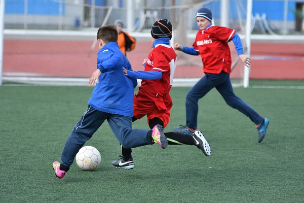 Orenburg, Rusia-26 de abril de 2017 año: los niños juegan al fútbol — Foto de Stock