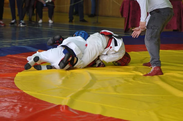 Orenburg, Rusland - 14 mei 2016: de jongens concurreren in hand-to-hand strijd. — Stockfoto